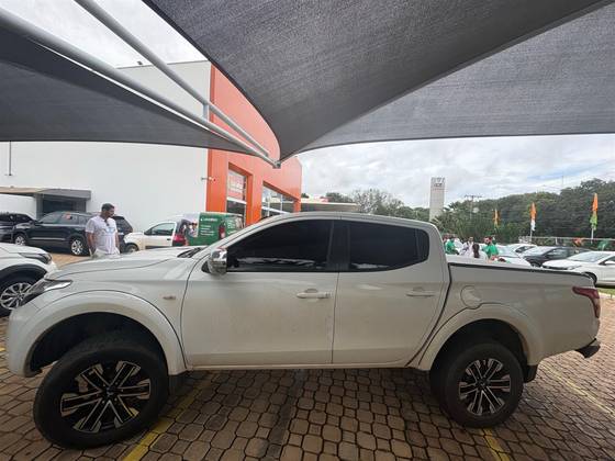 MITSUBISHI L200 TRITON 2.4 16V TURBO DIESEL GLS CD 4X4 AUTOMÁTICO
